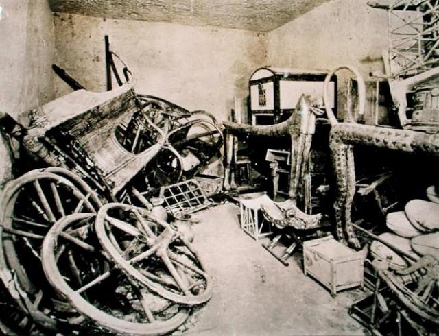 antechamber_of_the-tomp-of-tut-tinted-photo-by-harry-burton