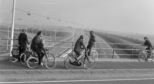 dutch-car-free-sunday-deserted-highway-1973