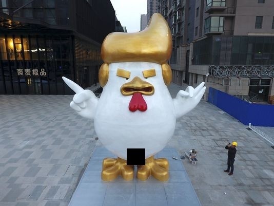 trump_statues_21