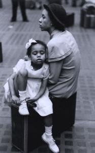 mother-and-daughter-at-penn-station-ny-circa-1940s-by-ruth-orkin