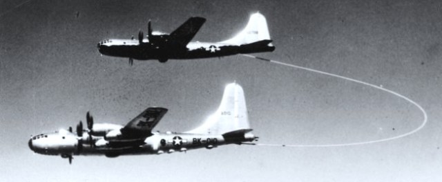 boeing-b-50a-superfortress-46-010-lucky-lady-ii-refuels-from-a-boeing-kb-29m-tanker-near-azores-26-february-1949