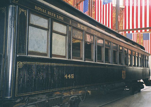 1024px-Royal_Blue_coach_(B&amp;O_1890)