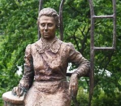 Sculpture of architect Wivi Lönni by Sonja Vectomov